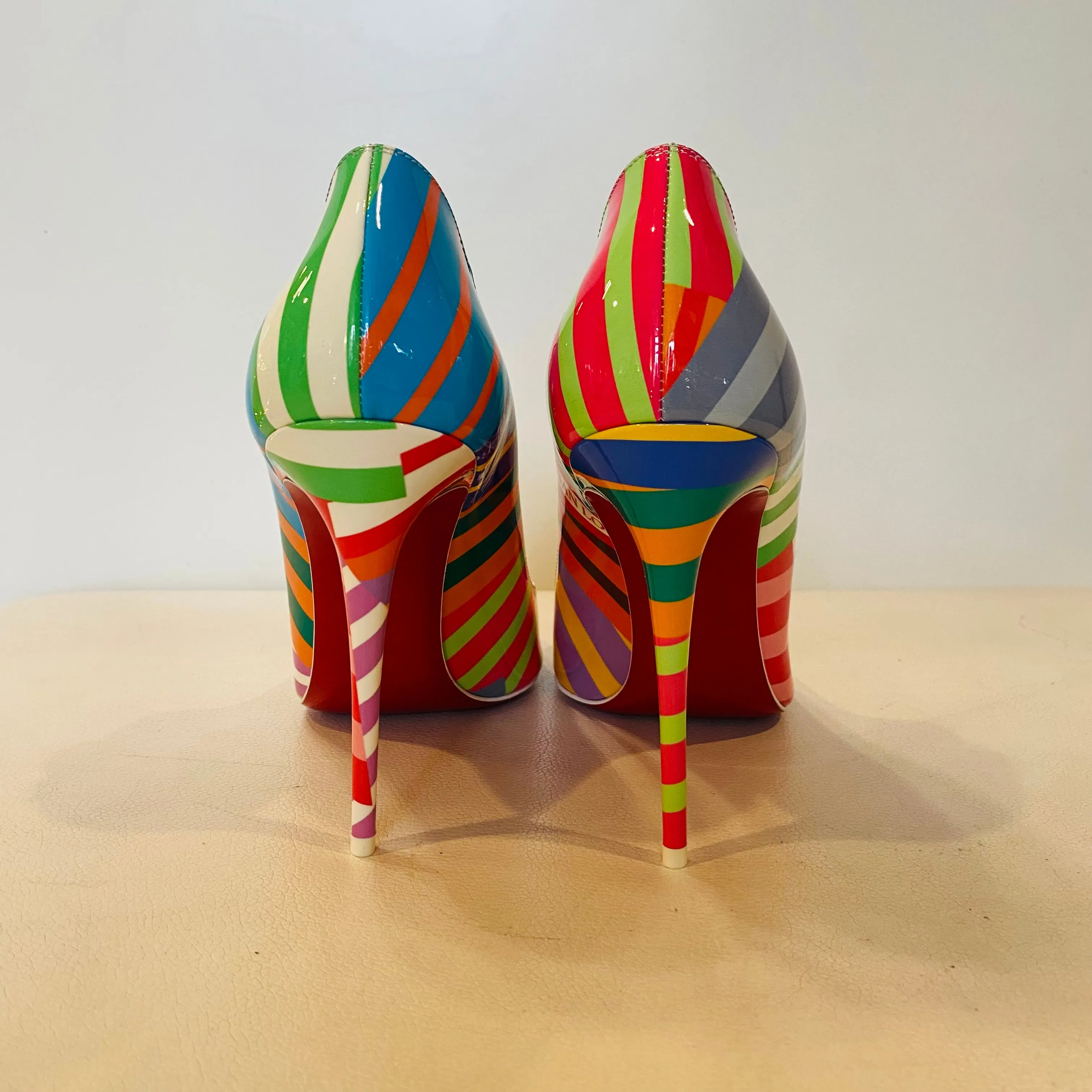 CHRISTIAN LOUBOUTIN Size 39 Hot Chick 100 Grand Bain Scalloped Pumps NIB