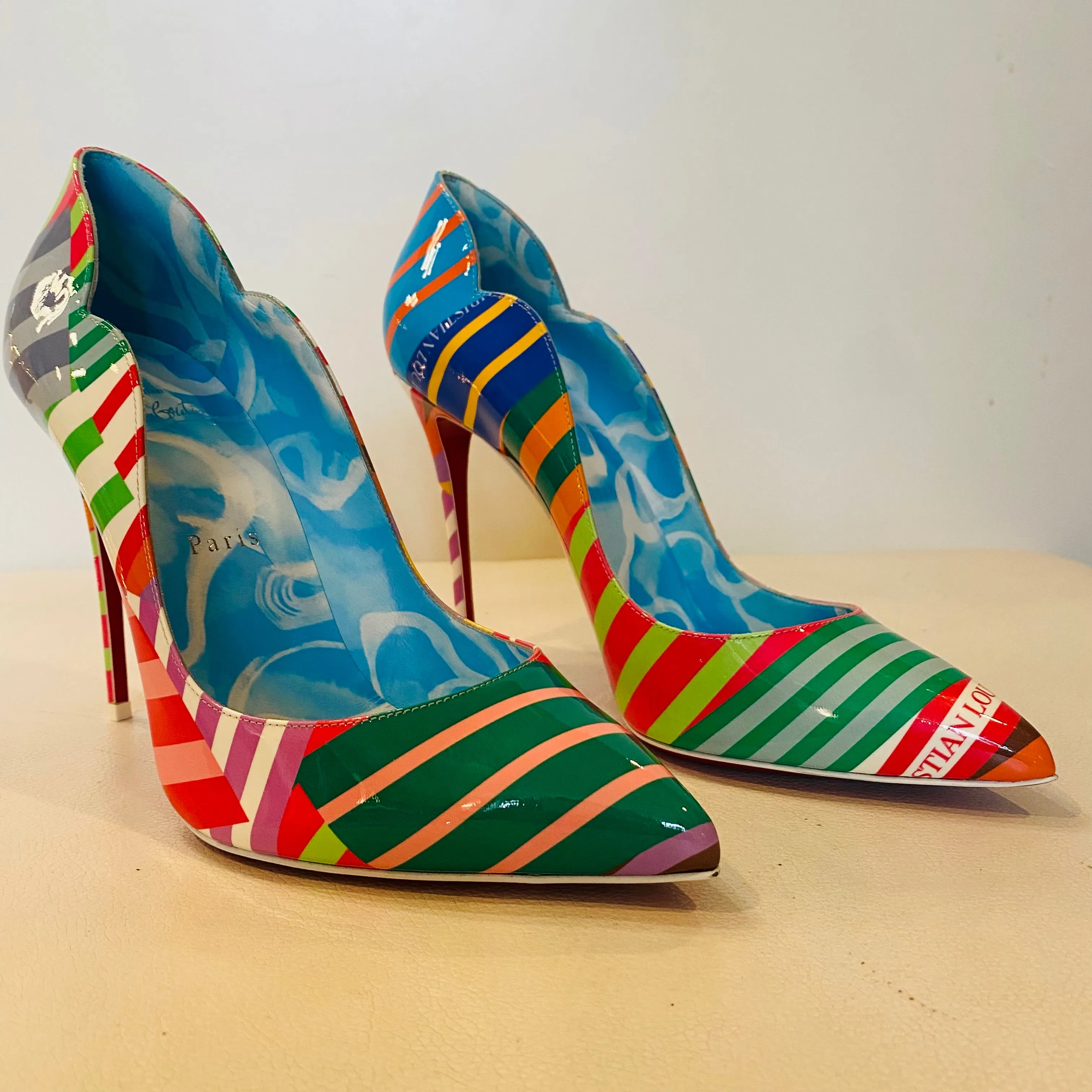 CHRISTIAN LOUBOUTIN Size 39 Hot Chick 100 Grand Bain Scalloped Pumps NIB