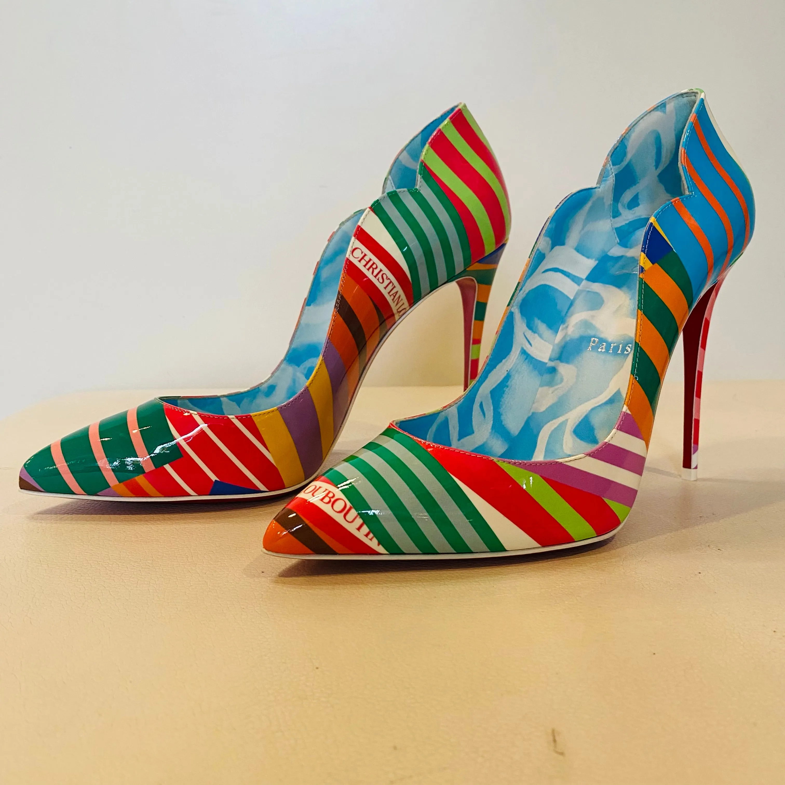 CHRISTIAN LOUBOUTIN Size 39 Hot Chick 100 Grand Bain Scalloped Pumps NIB