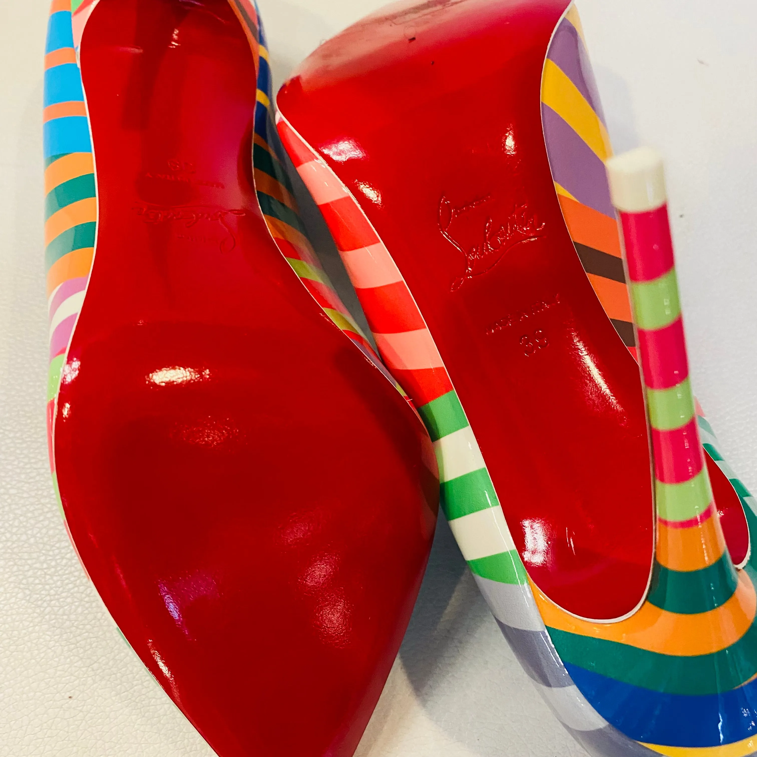CHRISTIAN LOUBOUTIN Size 39 Hot Chick 100 Grand Bain Scalloped Pumps NIB