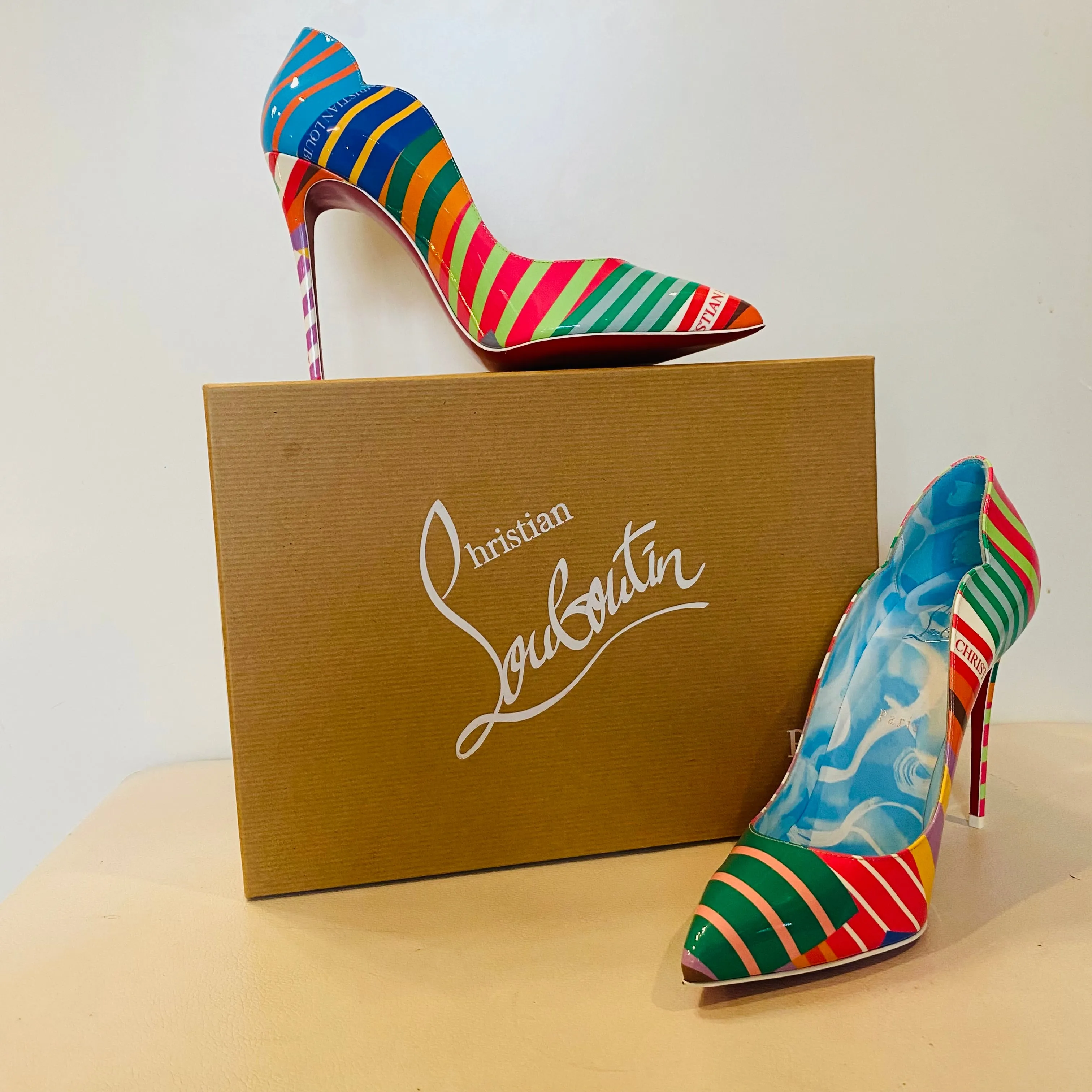 CHRISTIAN LOUBOUTIN Size 39 Hot Chick 100 Grand Bain Scalloped Pumps NIB