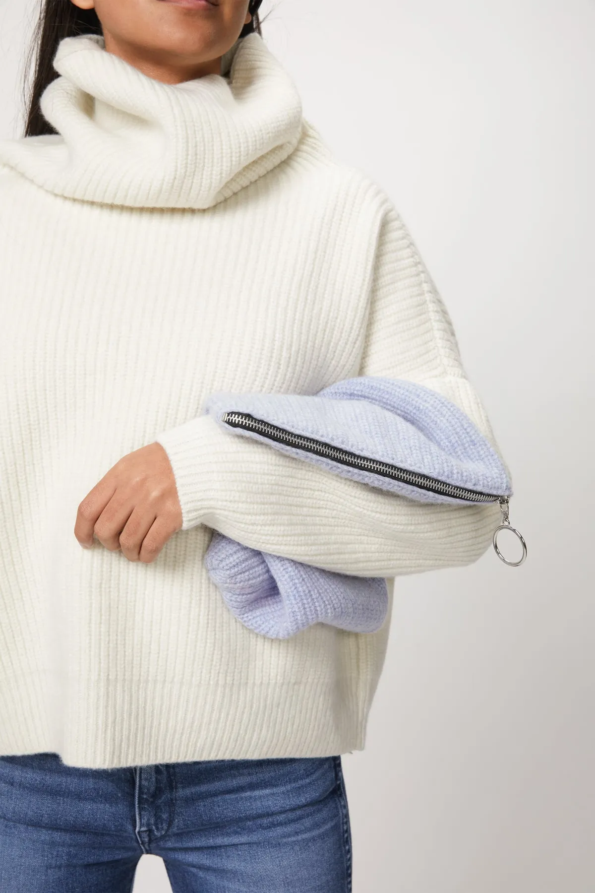SLOUCHY HOLD-TO CLUTCH