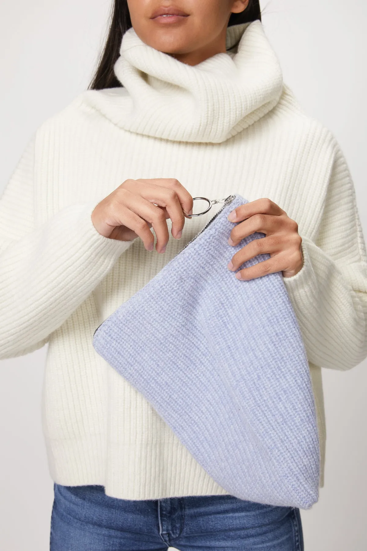 SLOUCHY HOLD-TO CLUTCH