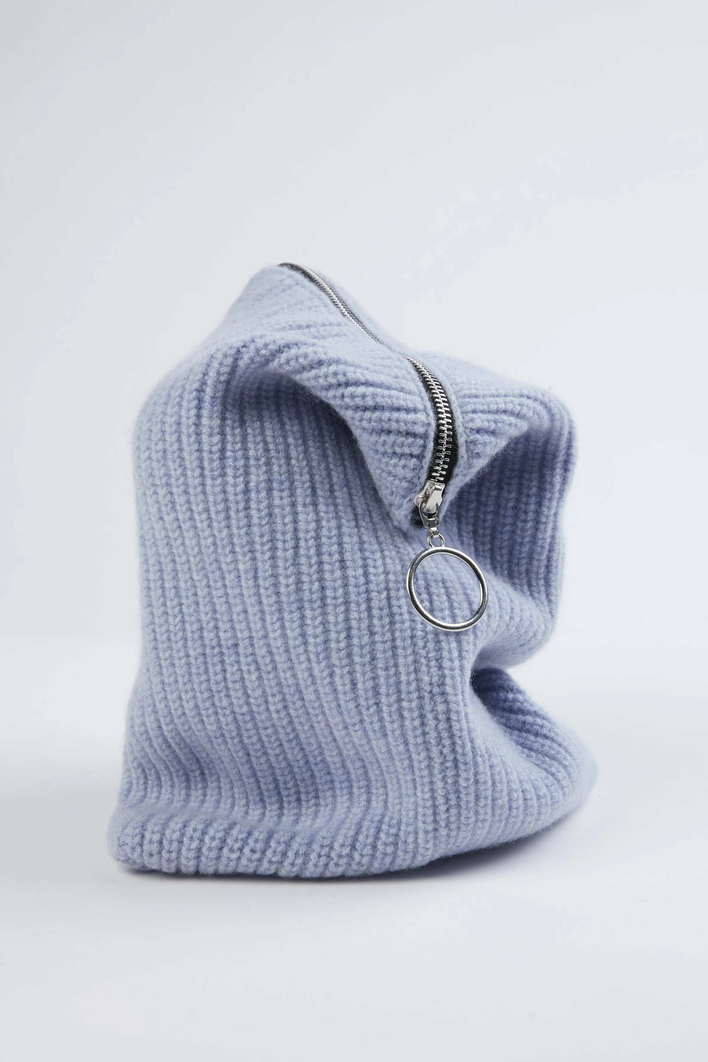 SLOUCHY HOLD-TO CLUTCH