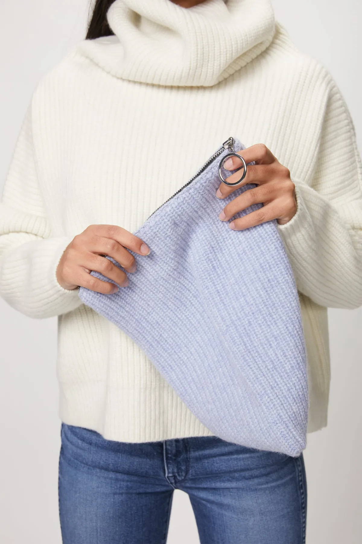 SLOUCHY HOLD-TO CLUTCH