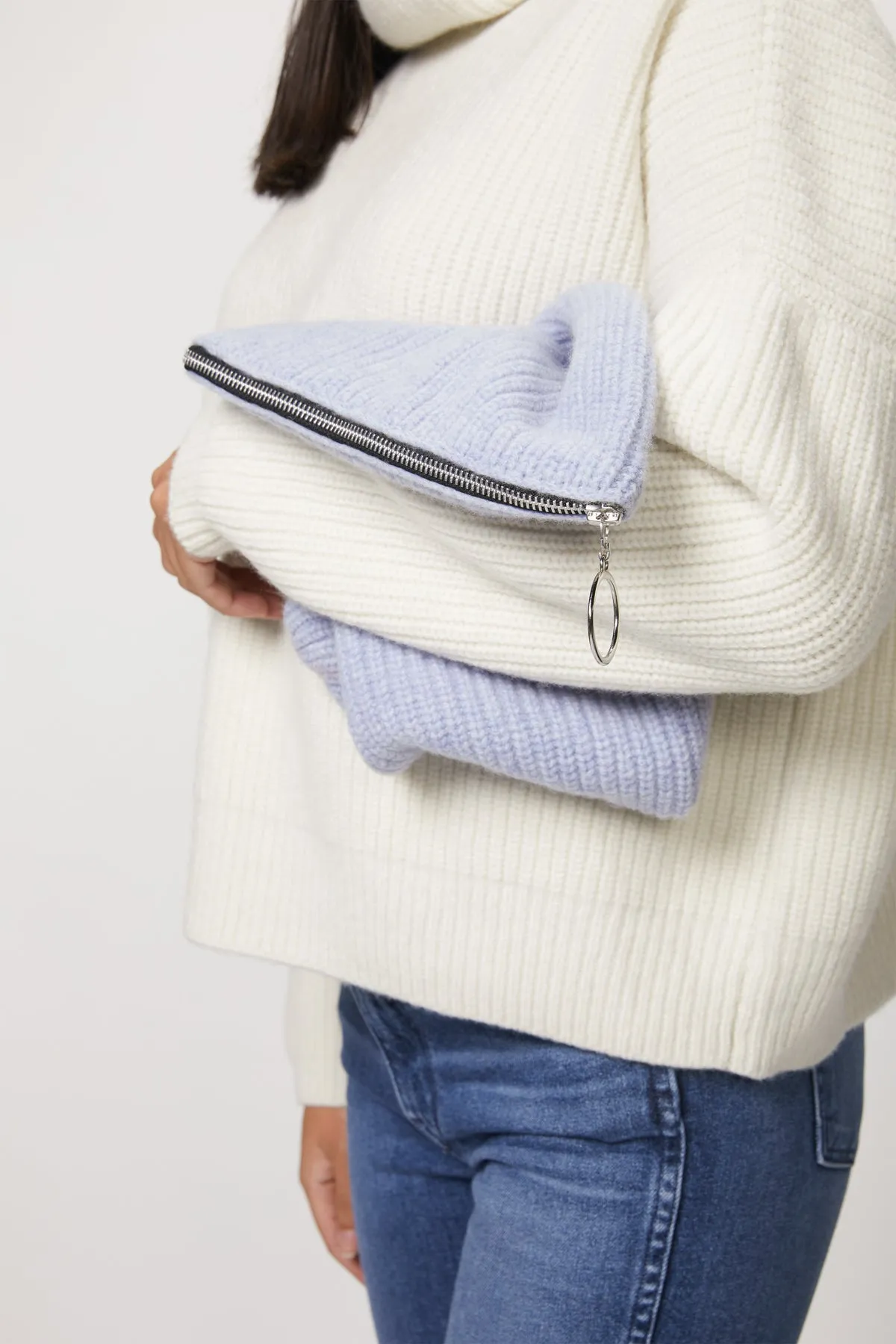 SLOUCHY HOLD-TO CLUTCH