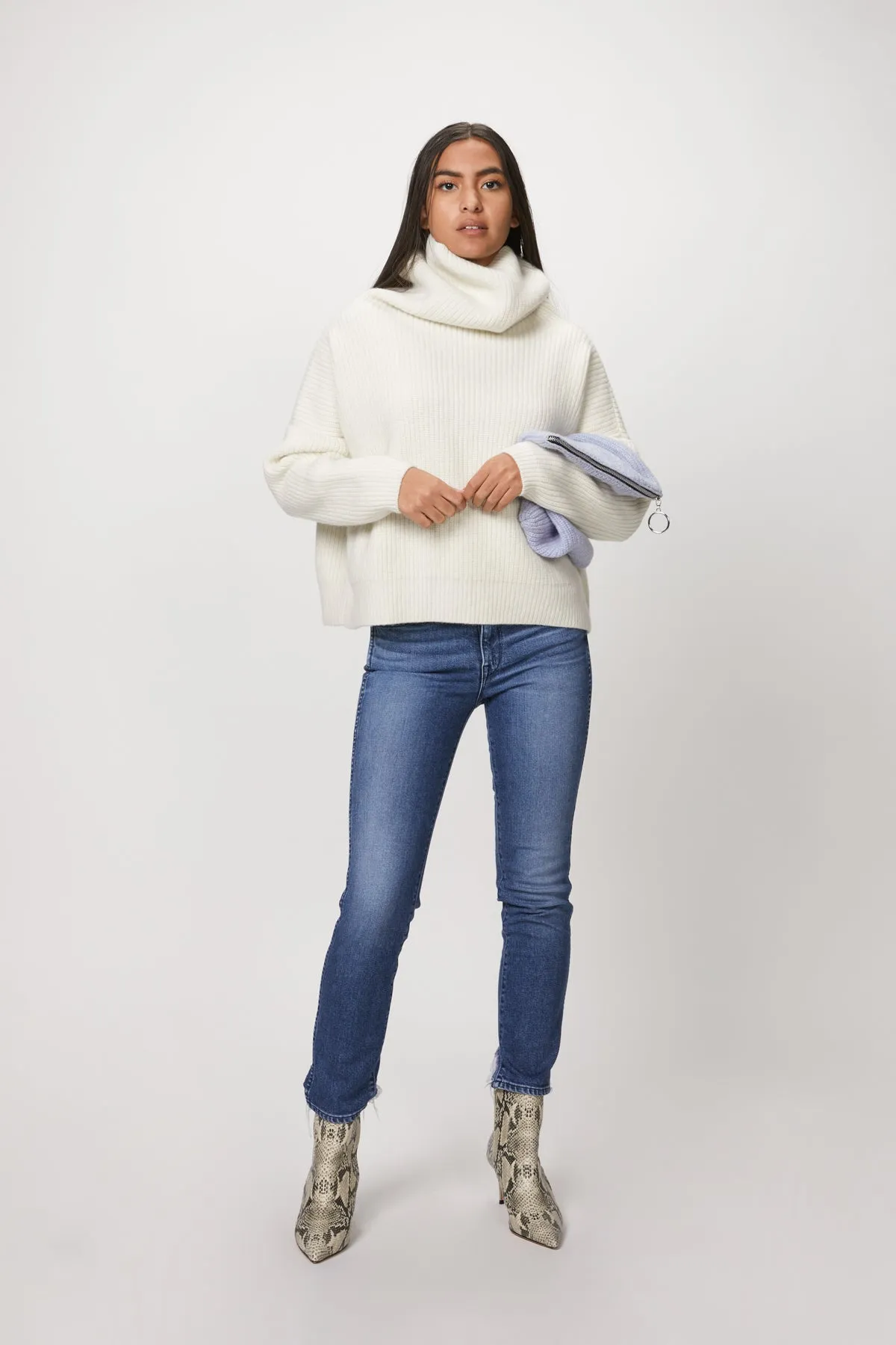 SLOUCHY HOLD-TO CLUTCH